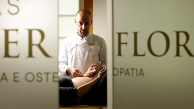 CLÍNICAS HÉLDER FLOR NA REVISTA SÁBADO | Espetar agulhas nas mães para virar os bebés