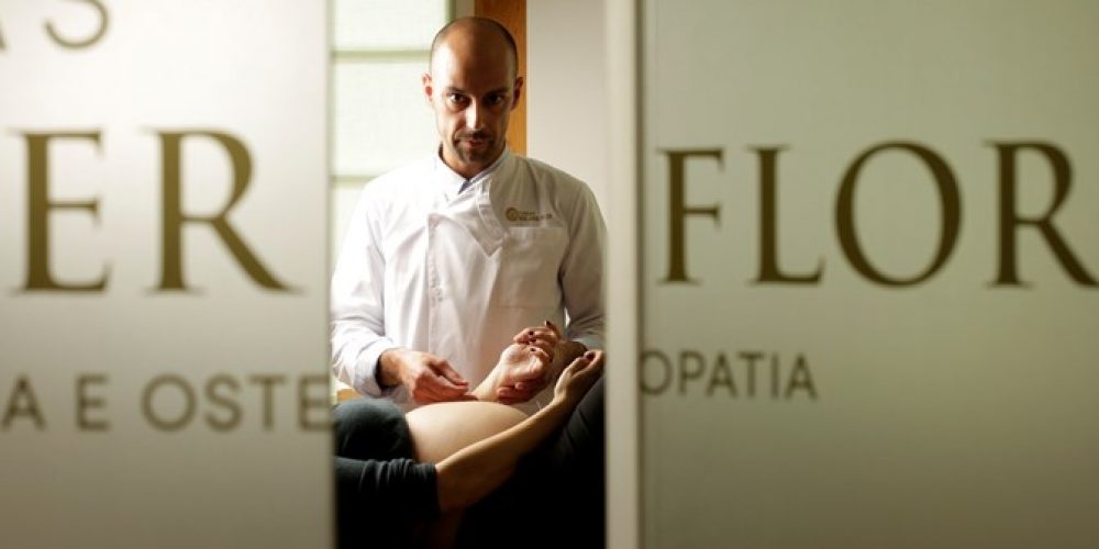 CLÍNICAS HÉLDER FLOR NA REVISTA SÁBADO | Espetar agulhas nas mães para virar os bebés