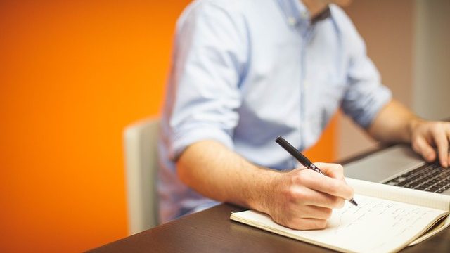 CLÍNICAS HÉLDER FLOR NA REVISTA PAÍS ECONÓMICO